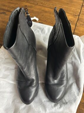 rag & bone Black Leather Ankle Booties with back zip Sz 37